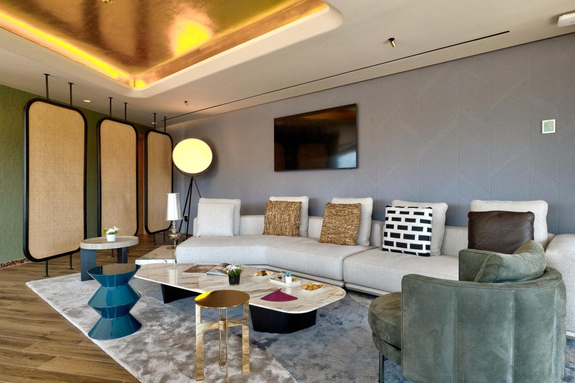 La Cigale Tabarka Hotel Luaran gambar The living room of a suite at the Ritz-Carlton, DIFC