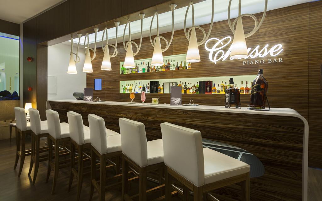 La Cigale Tabarka Hotel Luaran gambar Chase Lounge at San Francisco International Airport